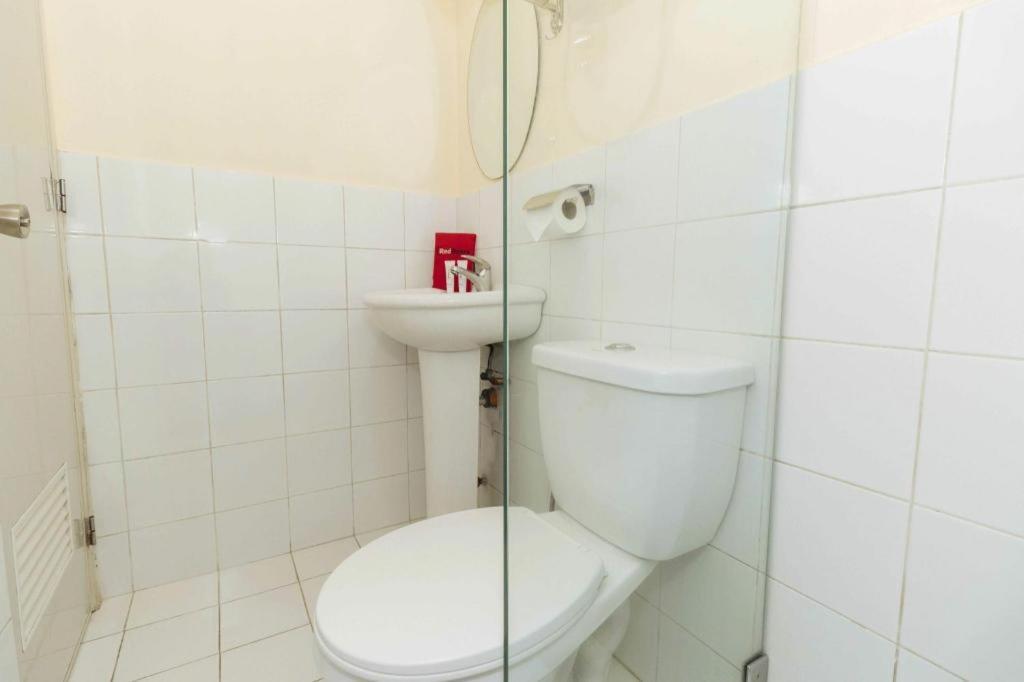 Reddoorz @ Amorsolo Makati Makati City Exteriör bild