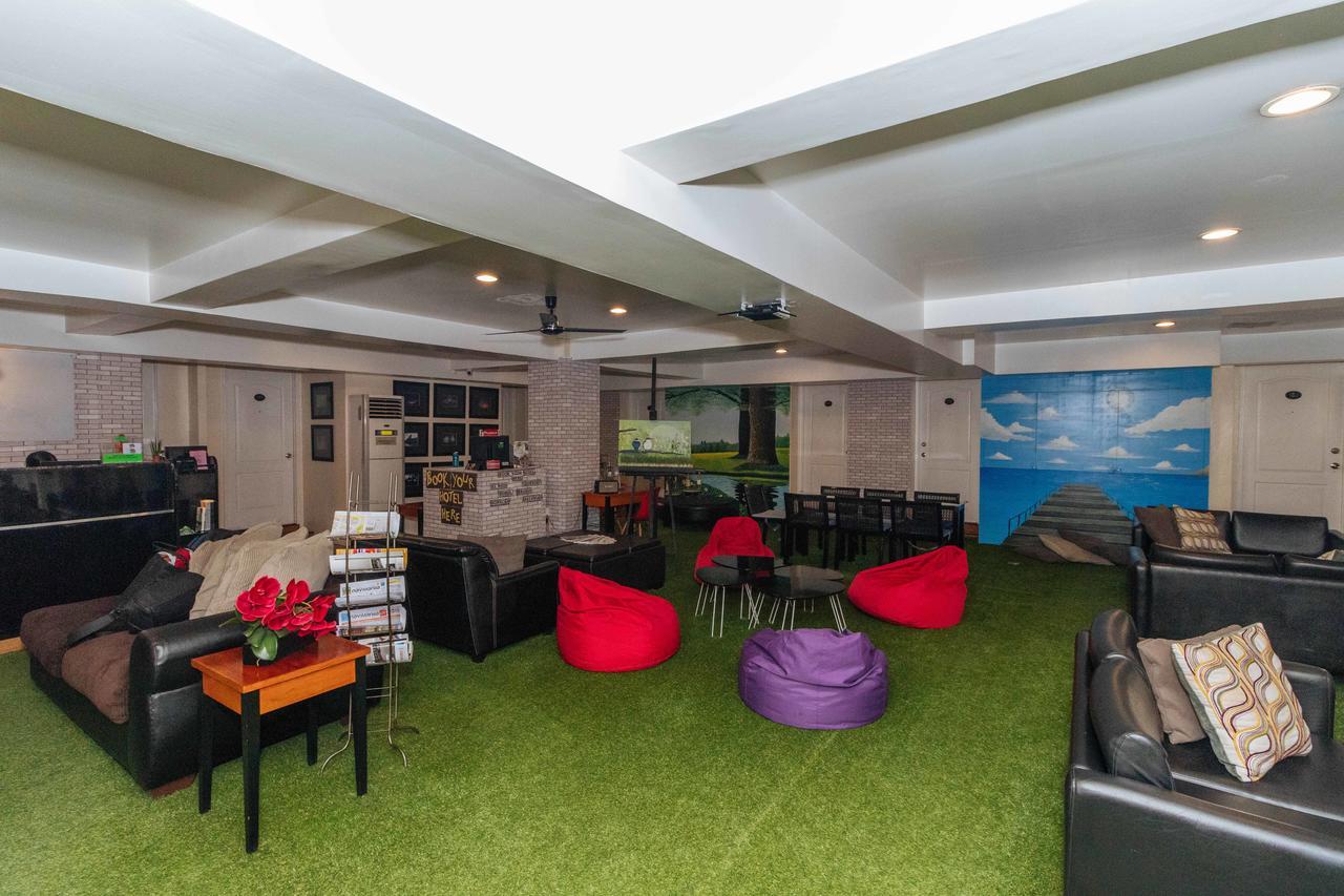 Reddoorz @ Amorsolo Makati Makati City Exteriör bild