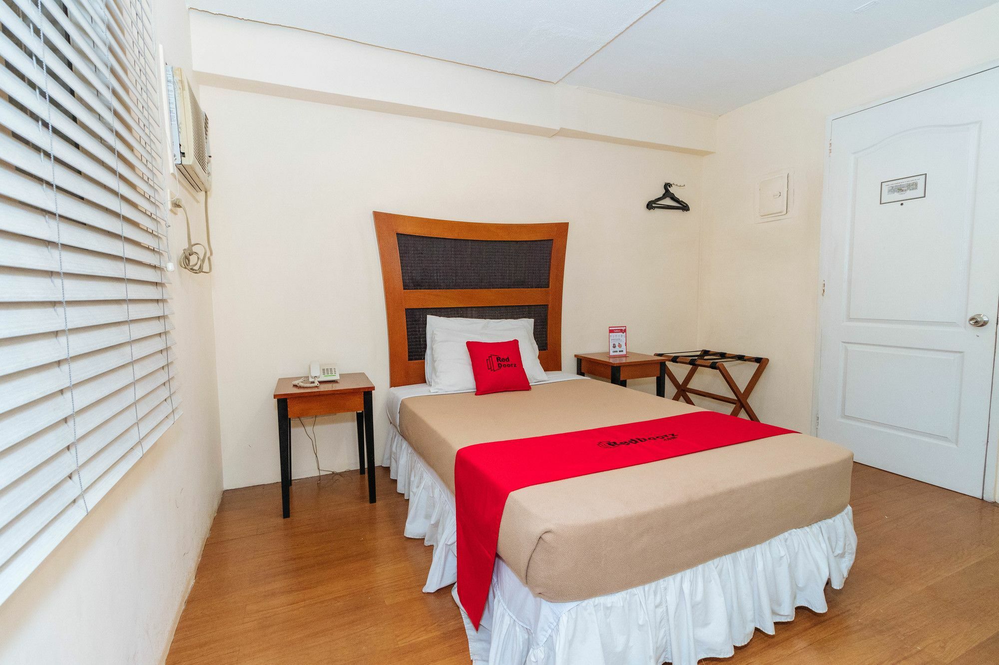 Reddoorz @ Amorsolo Makati Makati City Exteriör bild