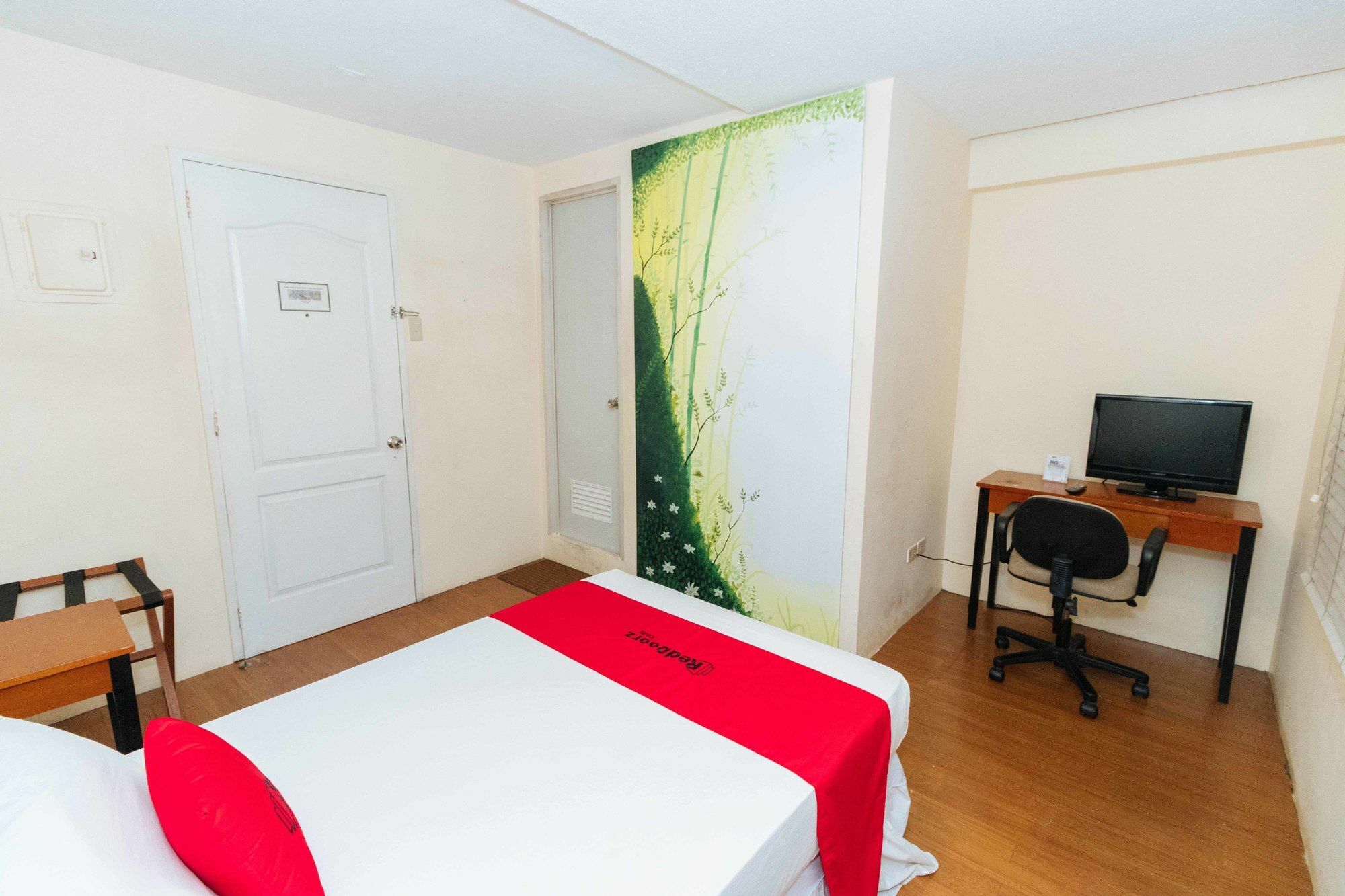 Reddoorz @ Amorsolo Makati Makati City Exteriör bild