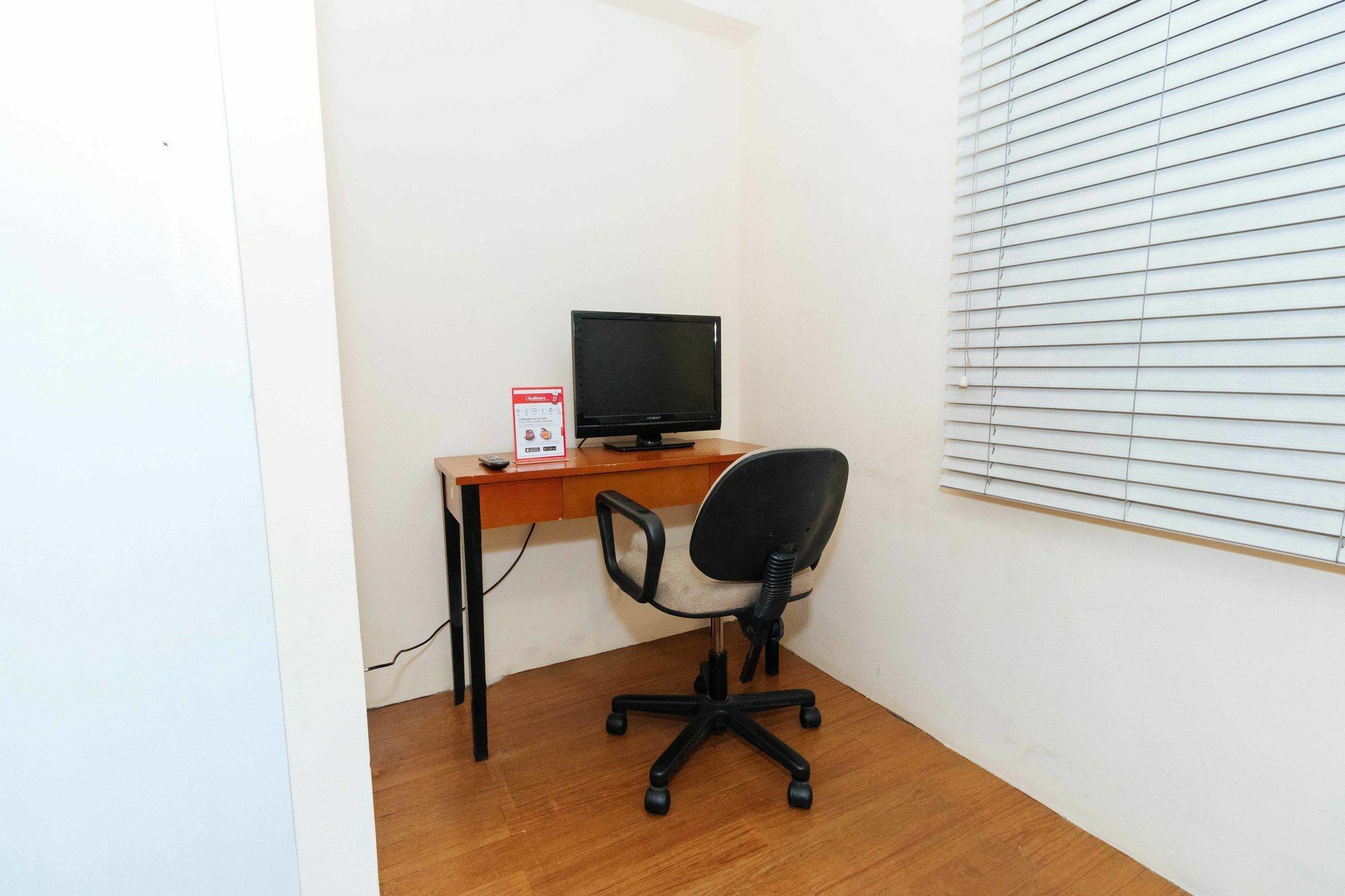Reddoorz @ Amorsolo Makati Makati City Exteriör bild