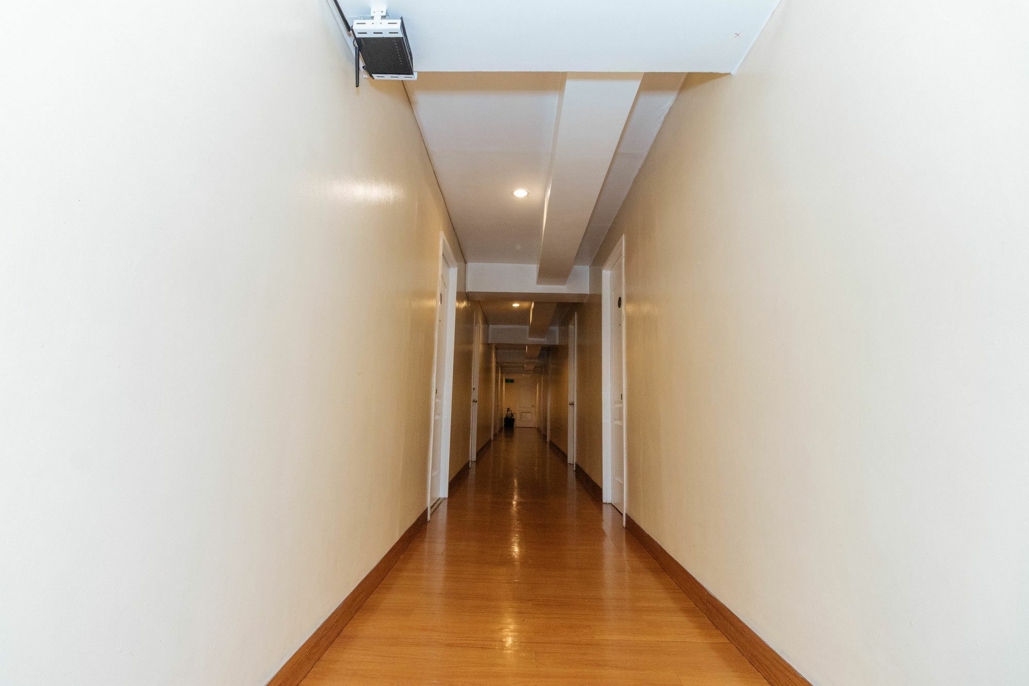 Reddoorz @ Amorsolo Makati Makati City Exteriör bild