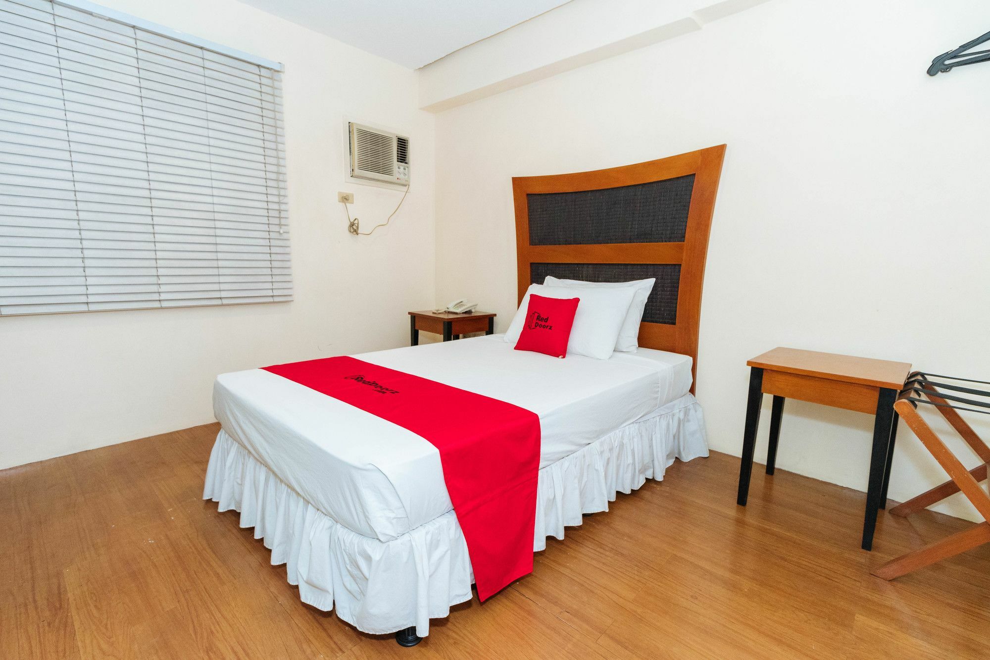 Reddoorz @ Amorsolo Makati Makati City Exteriör bild
