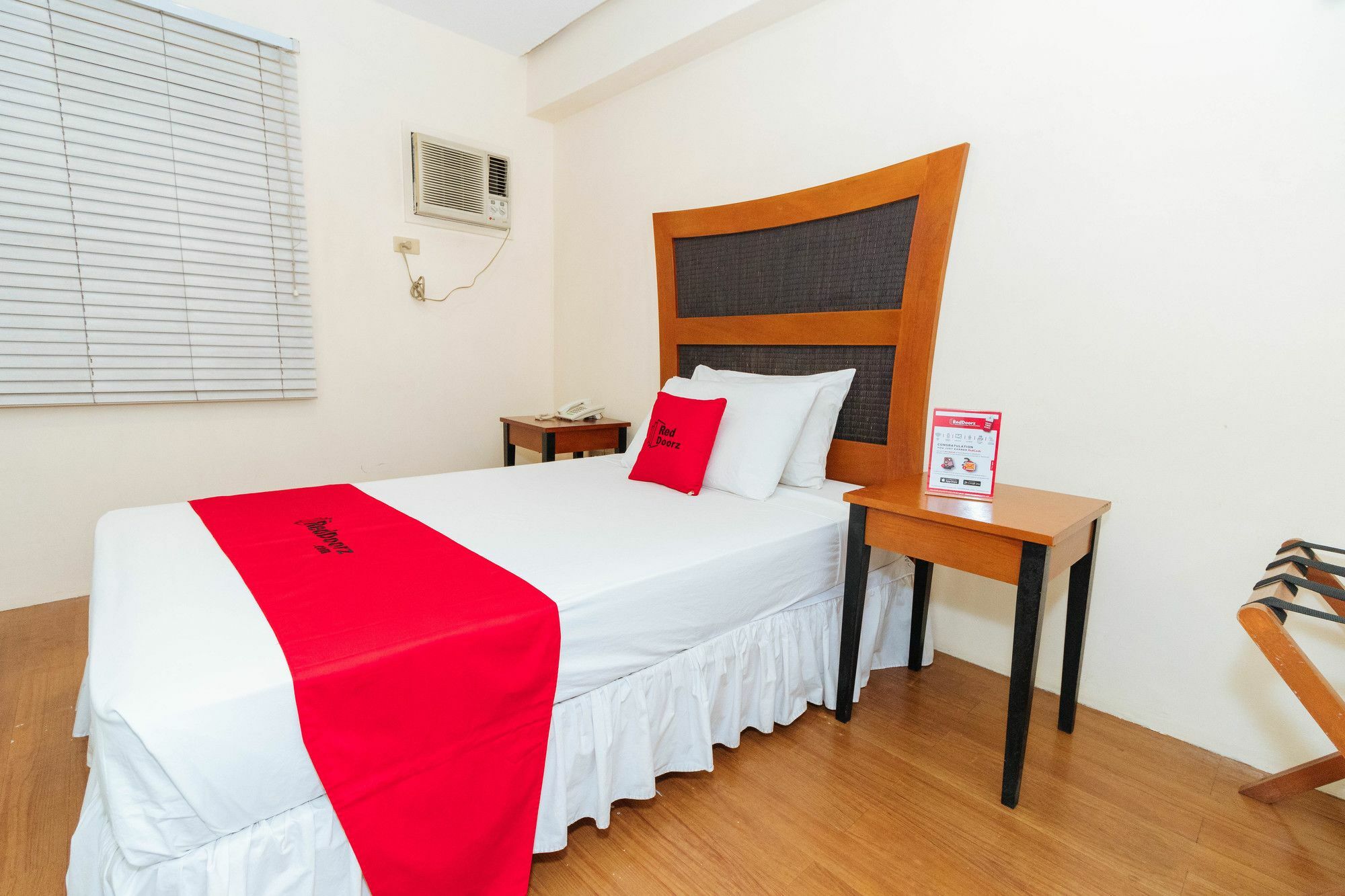 Reddoorz @ Amorsolo Makati Makati City Exteriör bild