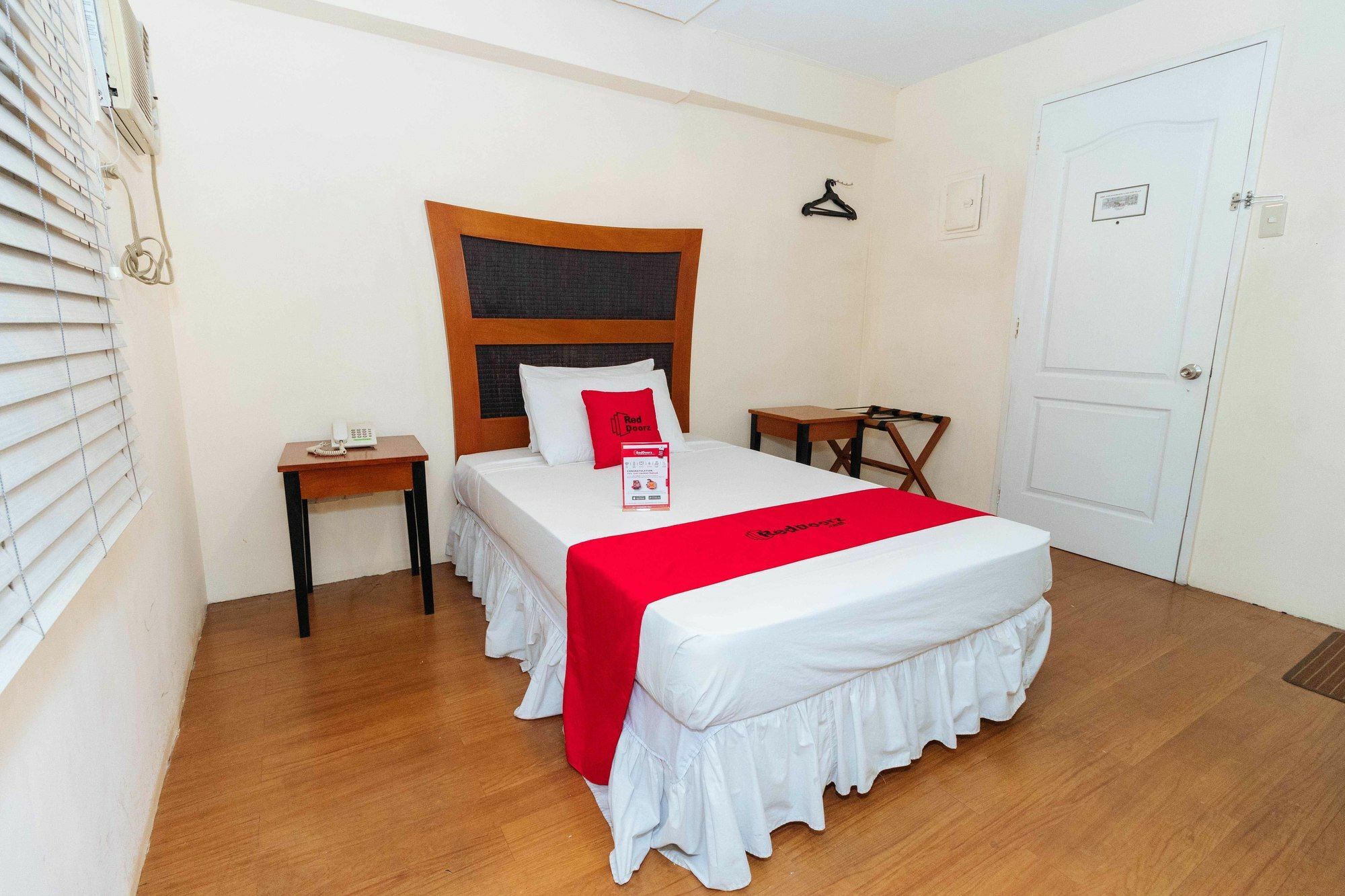 Reddoorz @ Amorsolo Makati Makati City Exteriör bild