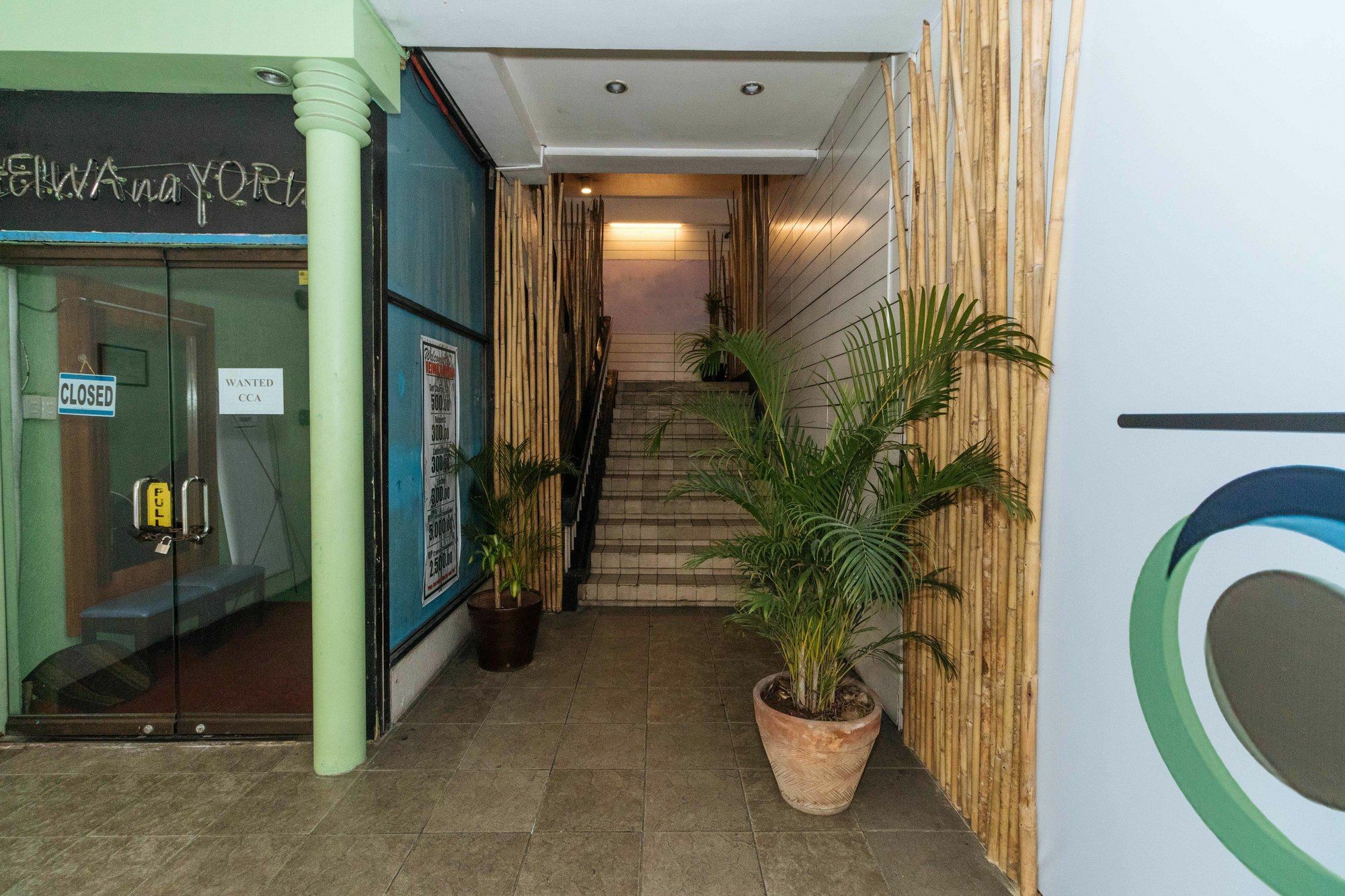 Reddoorz @ Amorsolo Makati Makati City Exteriör bild