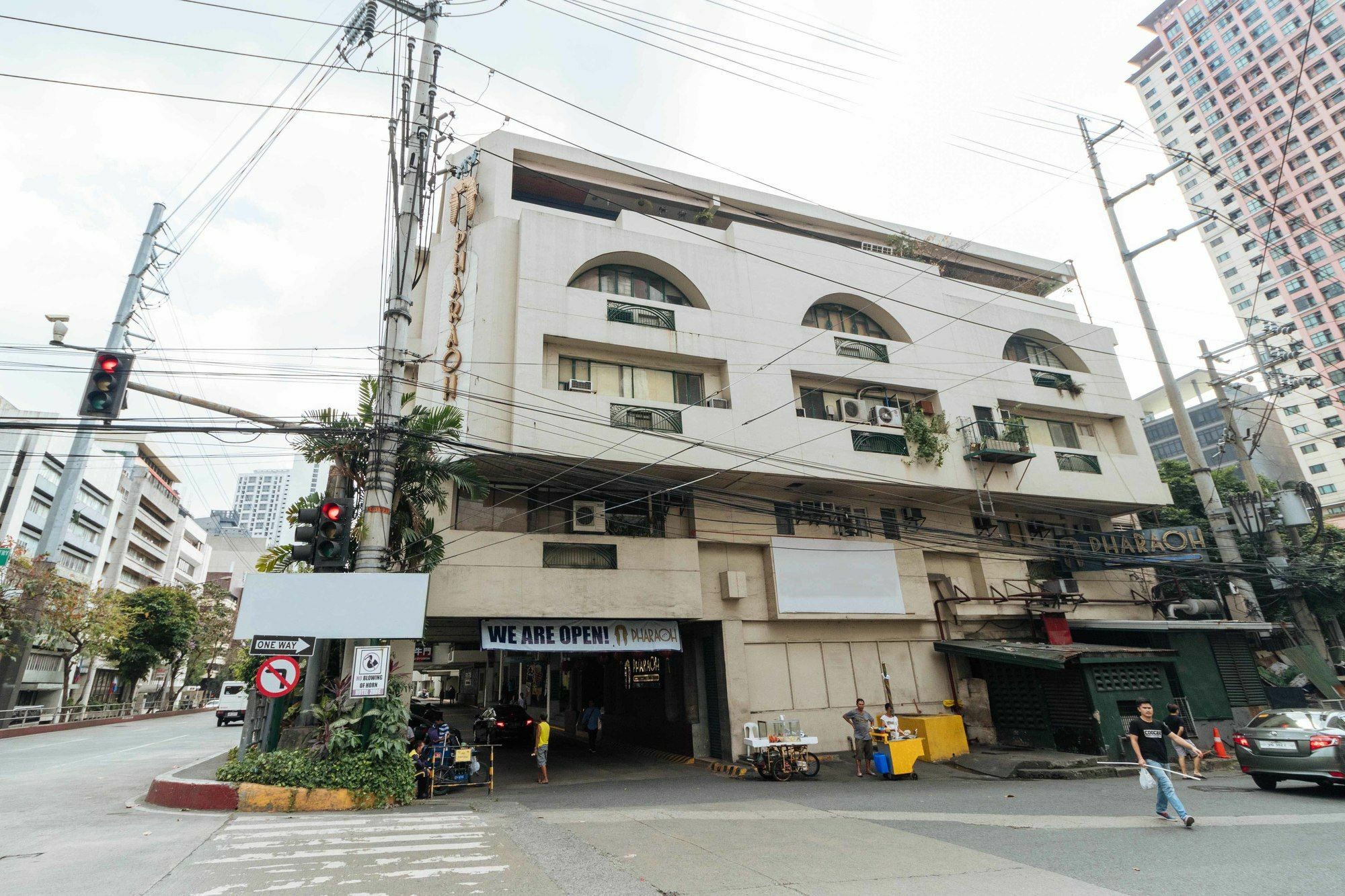 Reddoorz @ Amorsolo Makati Makati City Exteriör bild