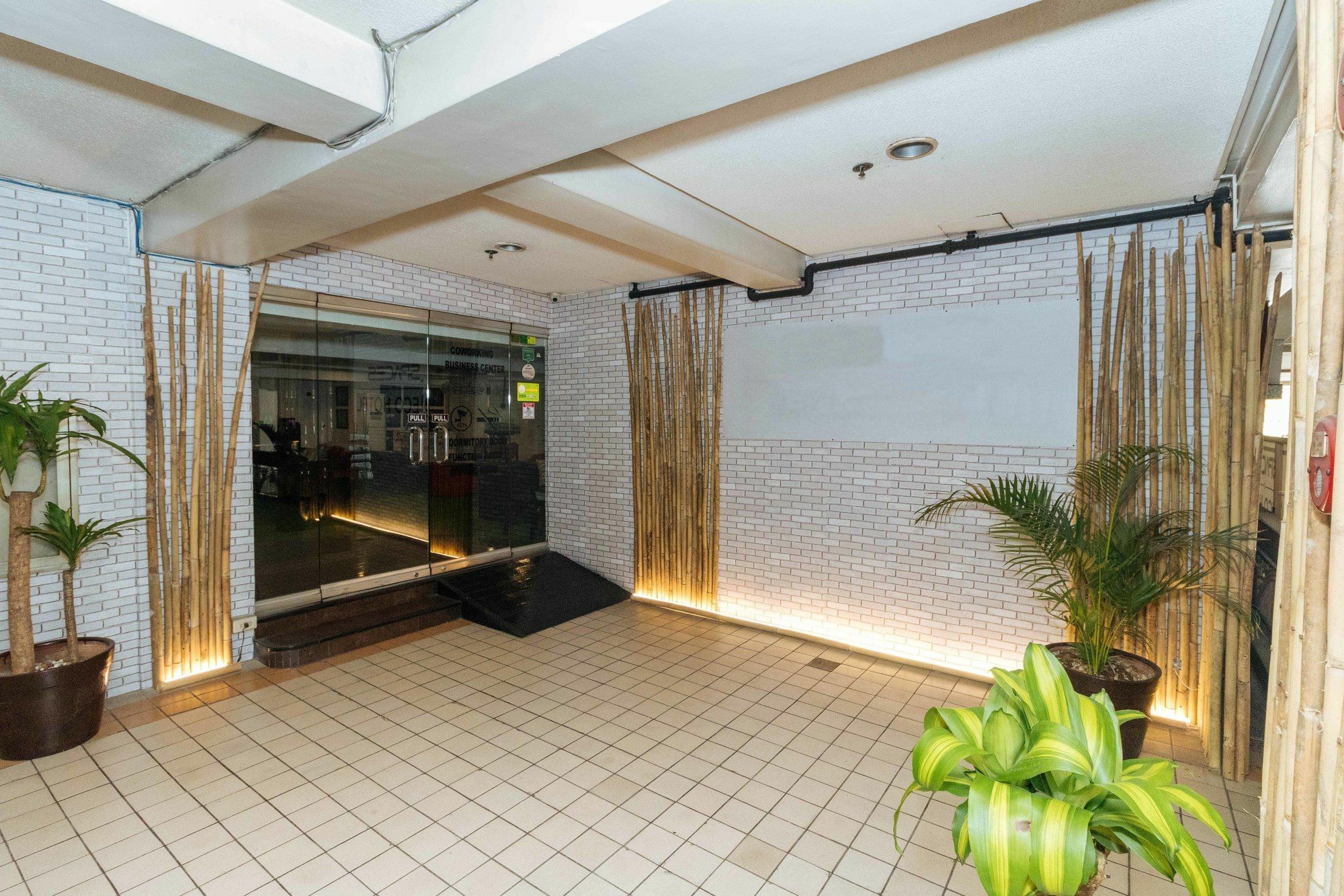 Reddoorz @ Amorsolo Makati Makati City Exteriör bild