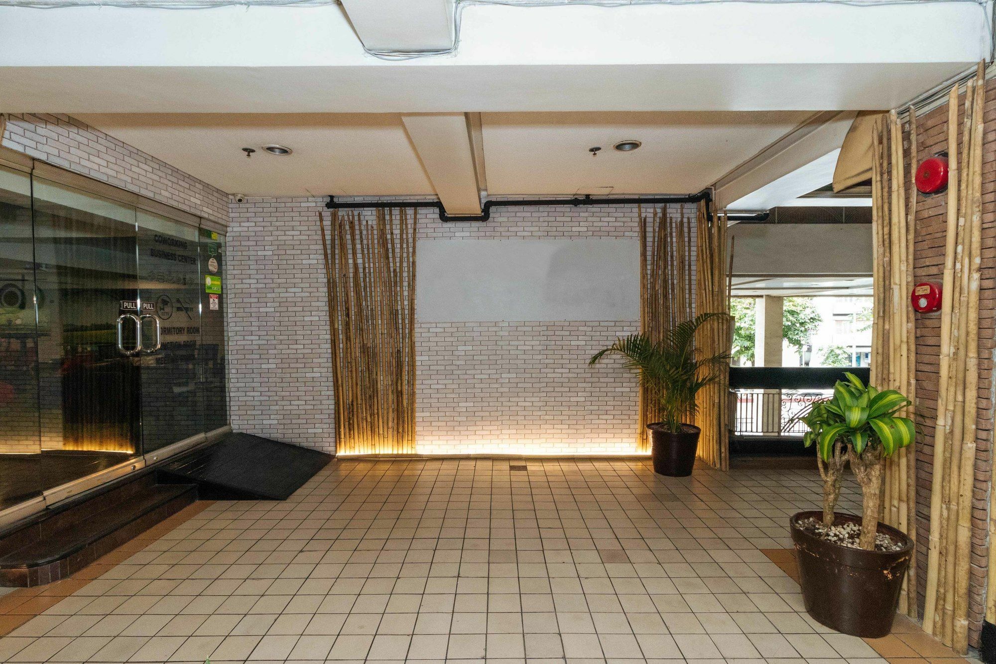 Reddoorz @ Amorsolo Makati Makati City Exteriör bild